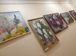 Выставка «Весеннее настроение» открылась в городской библиотеке им. Толстого