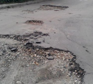 Большая яма в центре