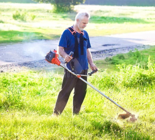 Покос травы и уборка на участке - подготовка к летнему сезону